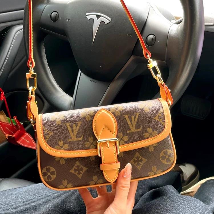 香港精选轻奢2025冬季新款老花女包法棍包腋下单肩斜挎手拎小包包