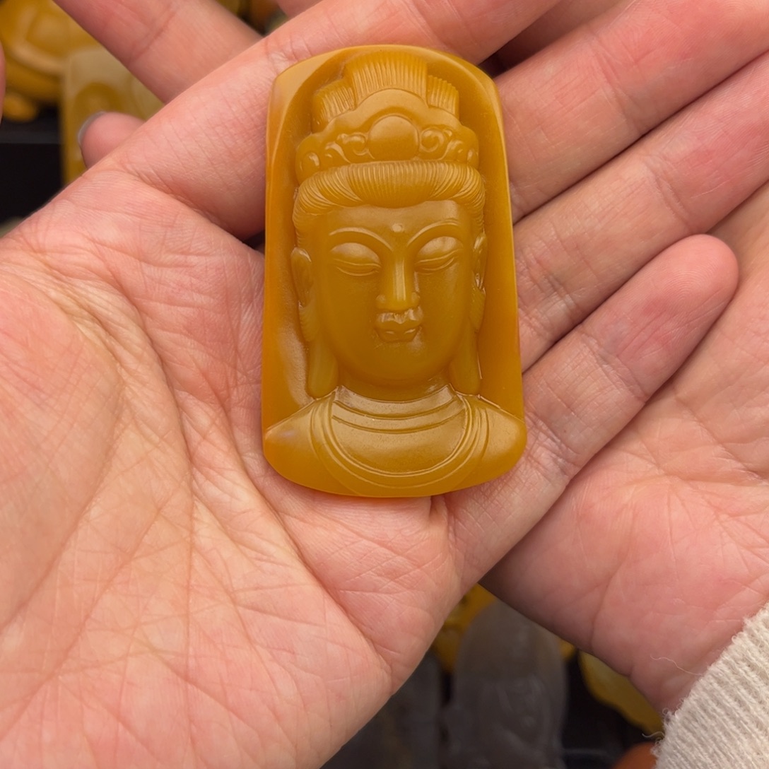 ****.石英质玉未镶嵌黄蜡石挂件