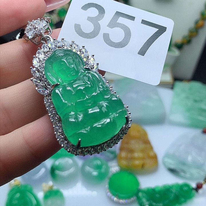 翡翠吊坠(赠链)未镶嵌