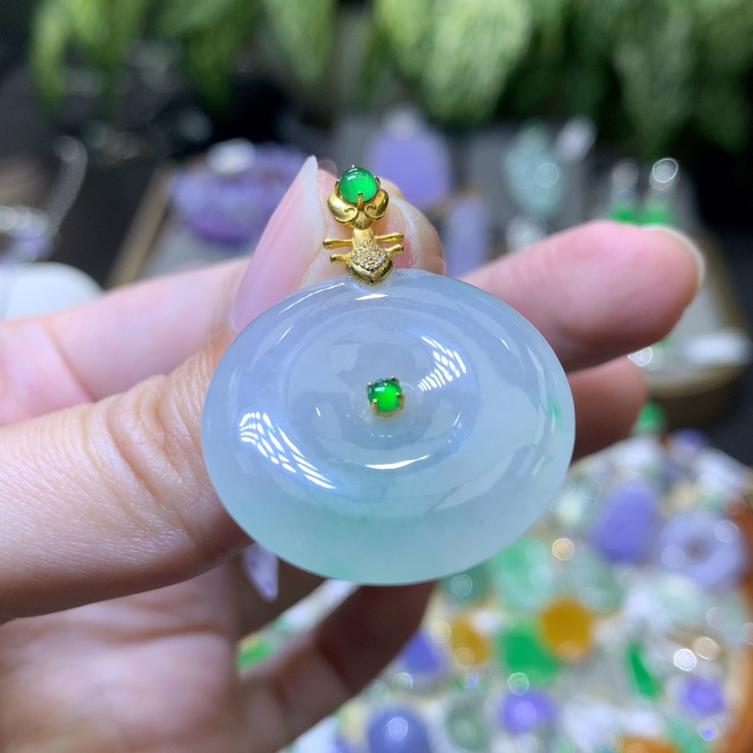 颈饰18K金镶嵌翡翠