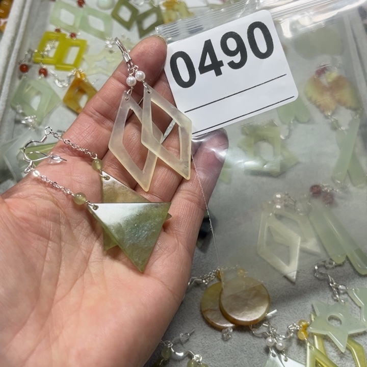 乐***乐蛇纹石玉未镶嵌耳饰