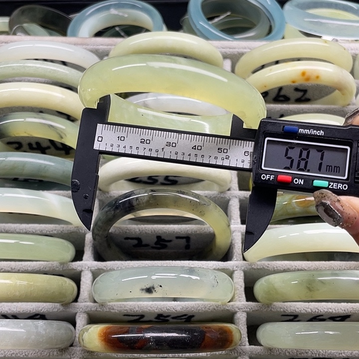 蛇纹石玉未镶嵌手镯263