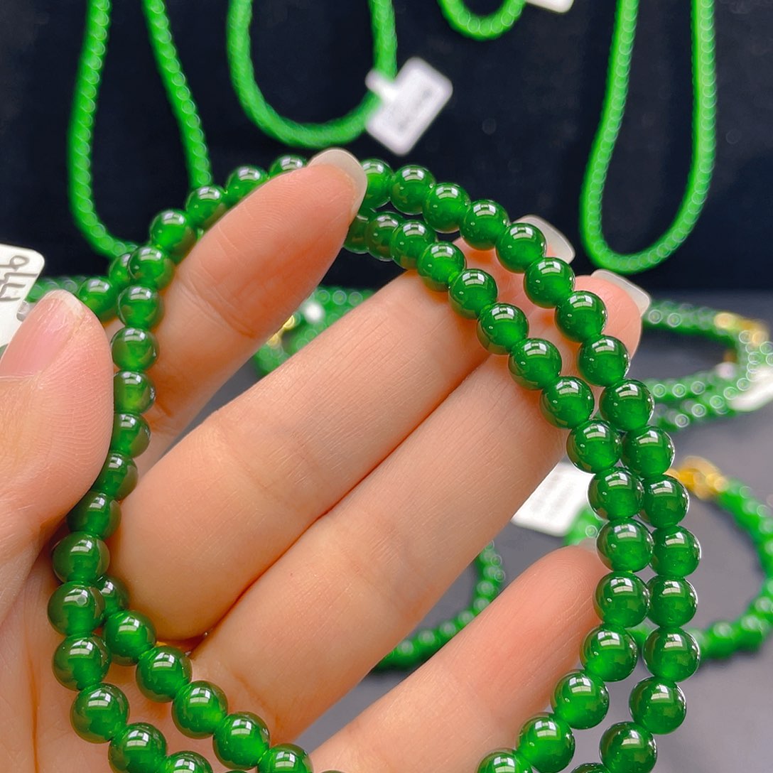 翡翠未镶嵌颈饰   