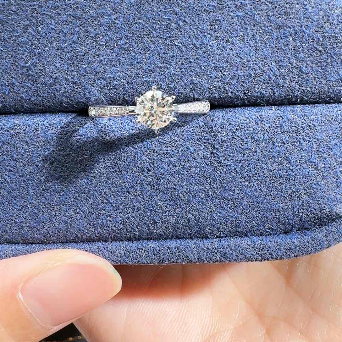 钻石戒指/指环18K金镶嵌小*?