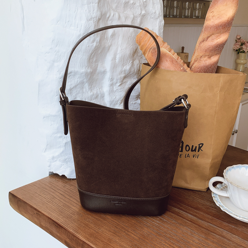 2025冬季新款磨砂双根水桶包斜挎包小众休闲单肩女士慵懒包包女