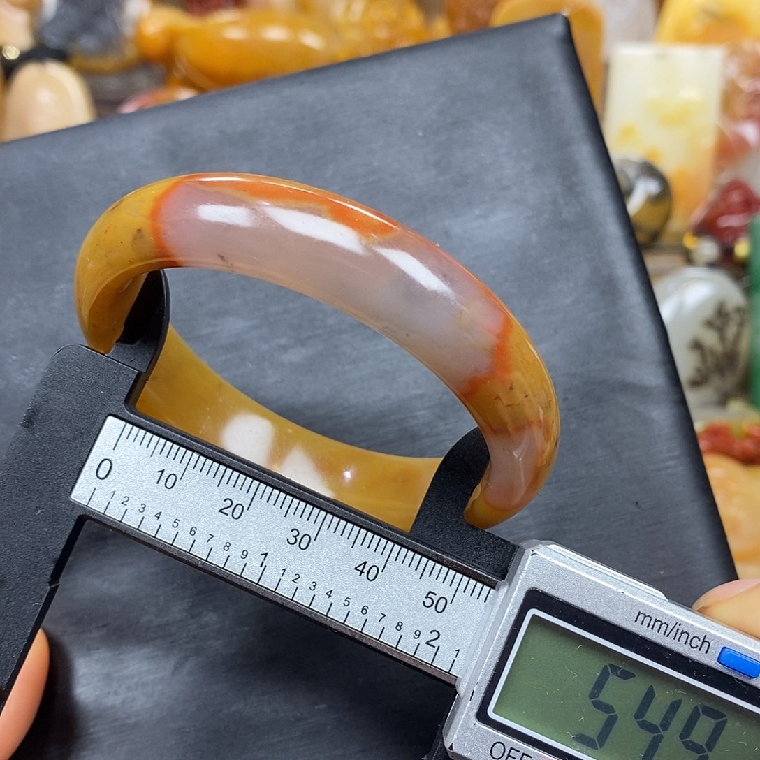 石英质玉（黄龙玉）颈饰未镶嵌