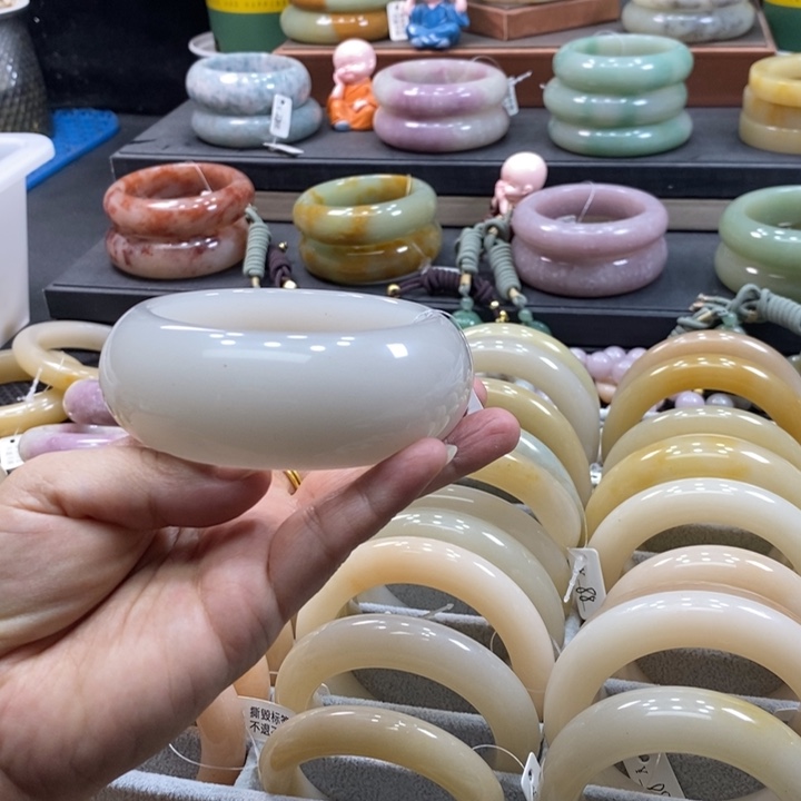 未镶嵌手镯石英岩玉