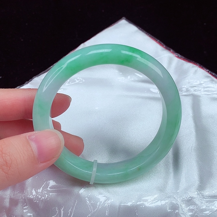 翡翠手镯未镶嵌翡翠