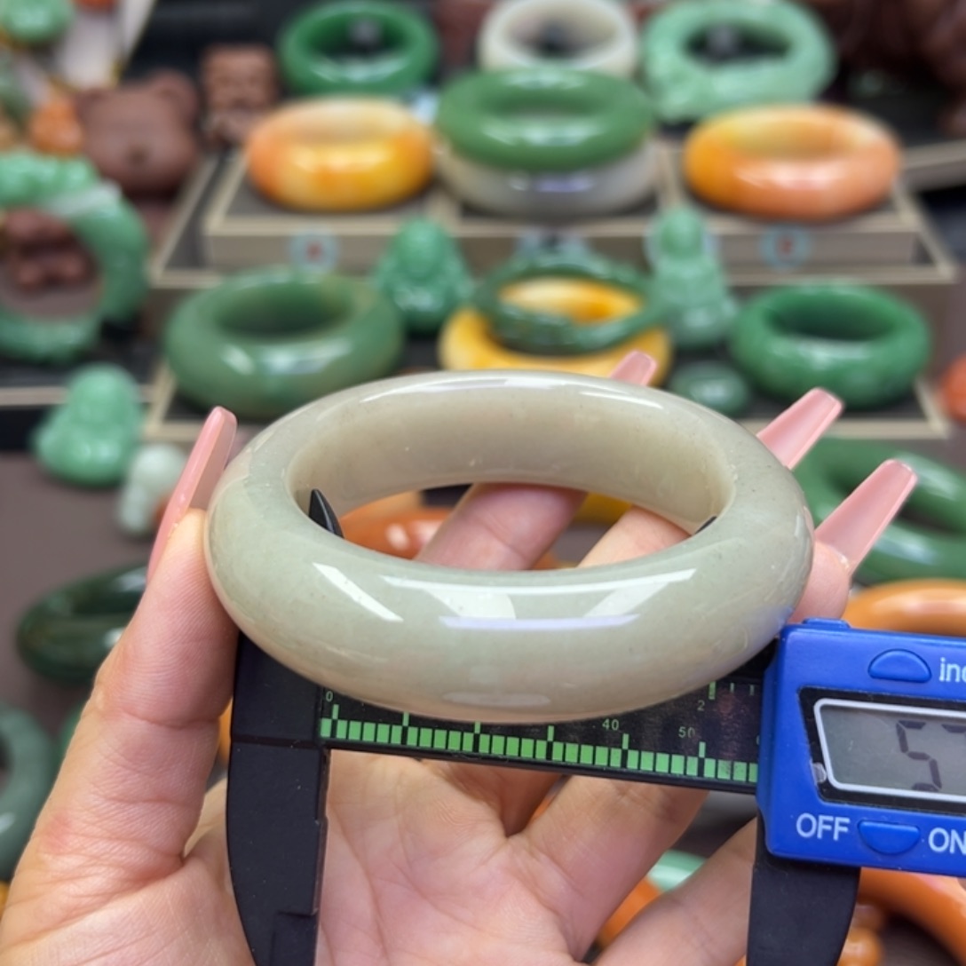 未镶嵌手镯石英岩玉