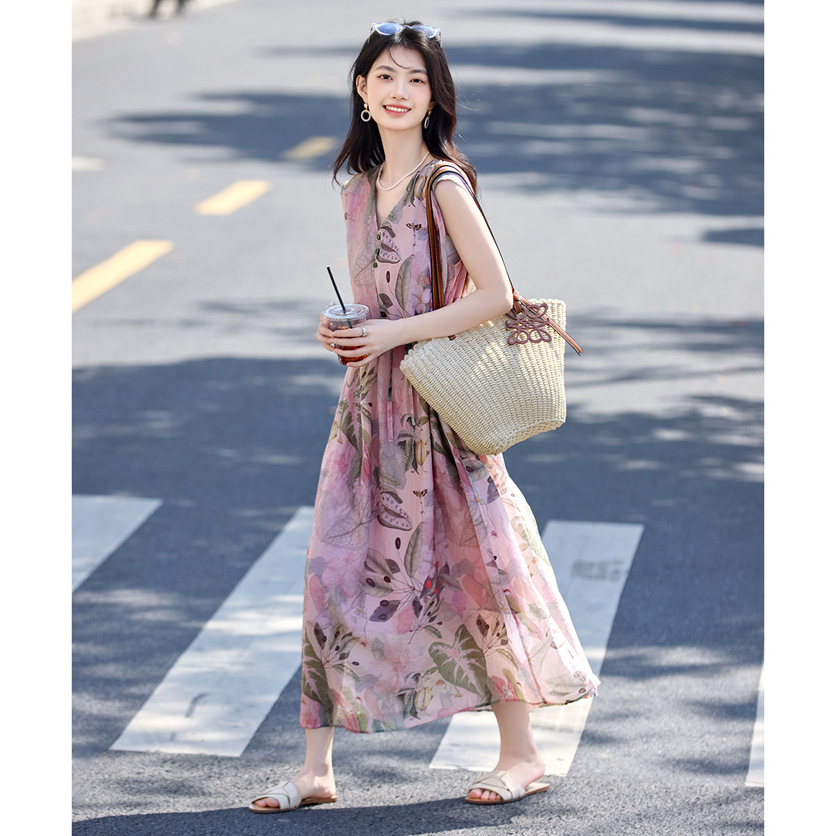 时尚气质碎花连衣裙女夏季2025新款宽松V领印花雪纺裙无袖轻薄款