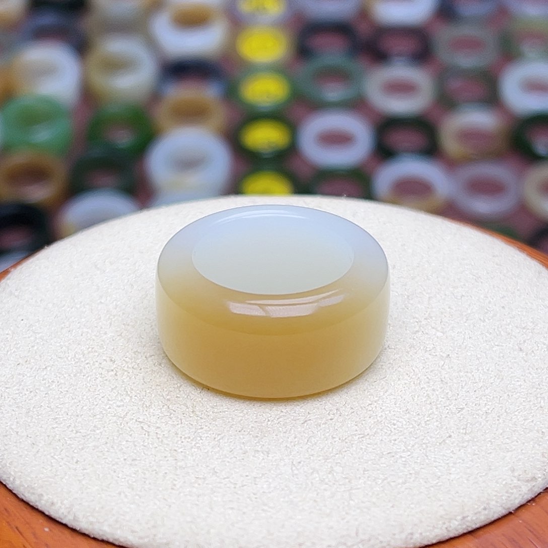 和田玉戒指未镶嵌18.0内径糖白渐变