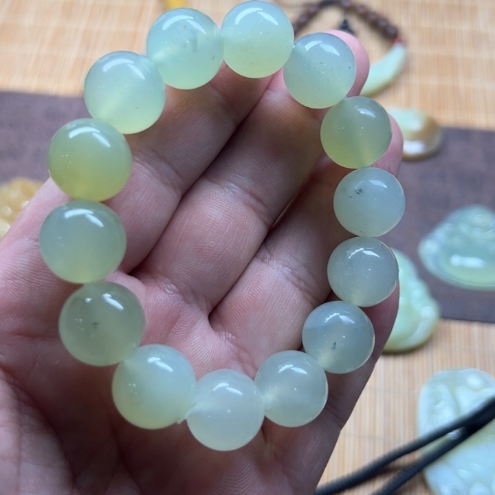 蛇纹石玉颈饰合金