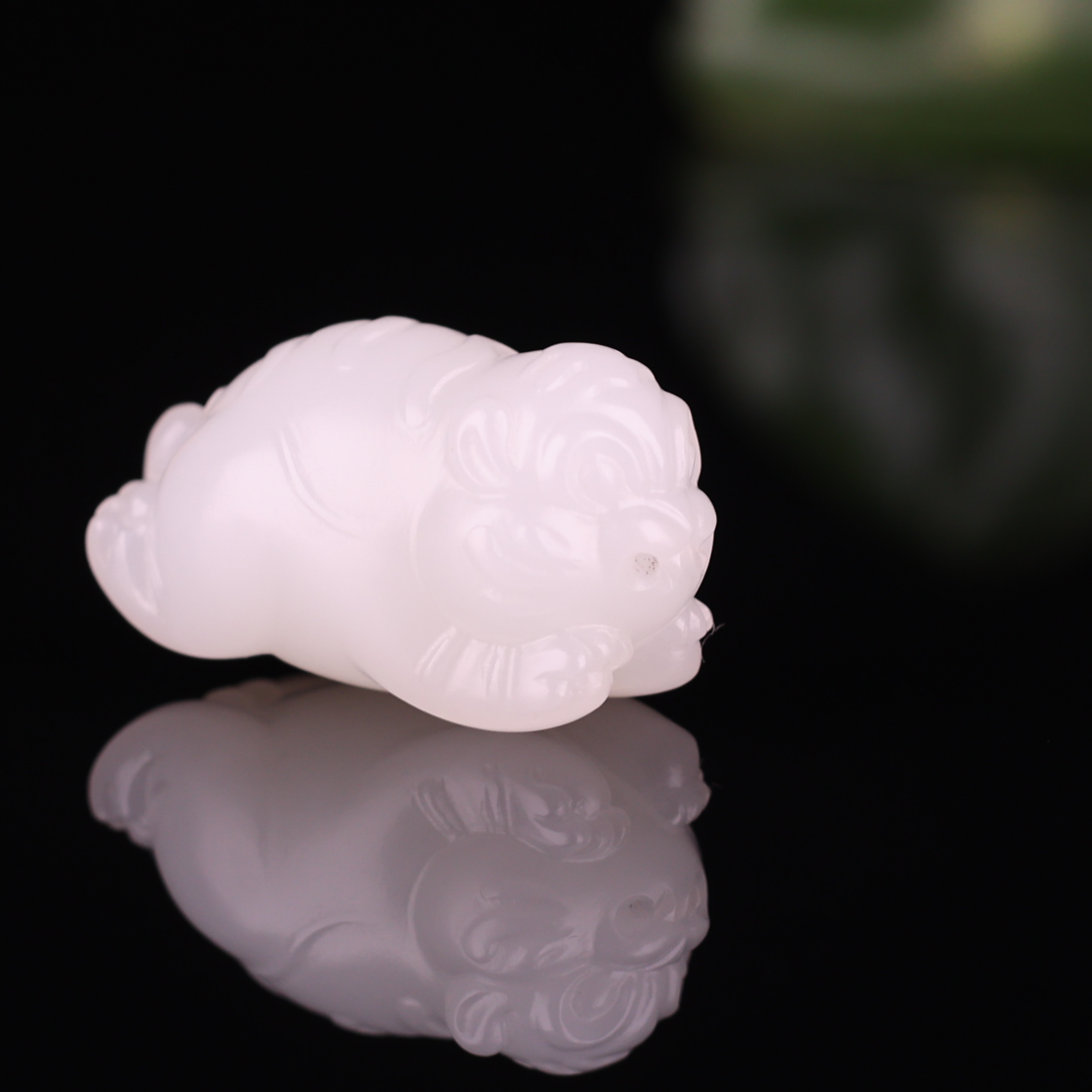 新疆和田玉一级白老虎挂件