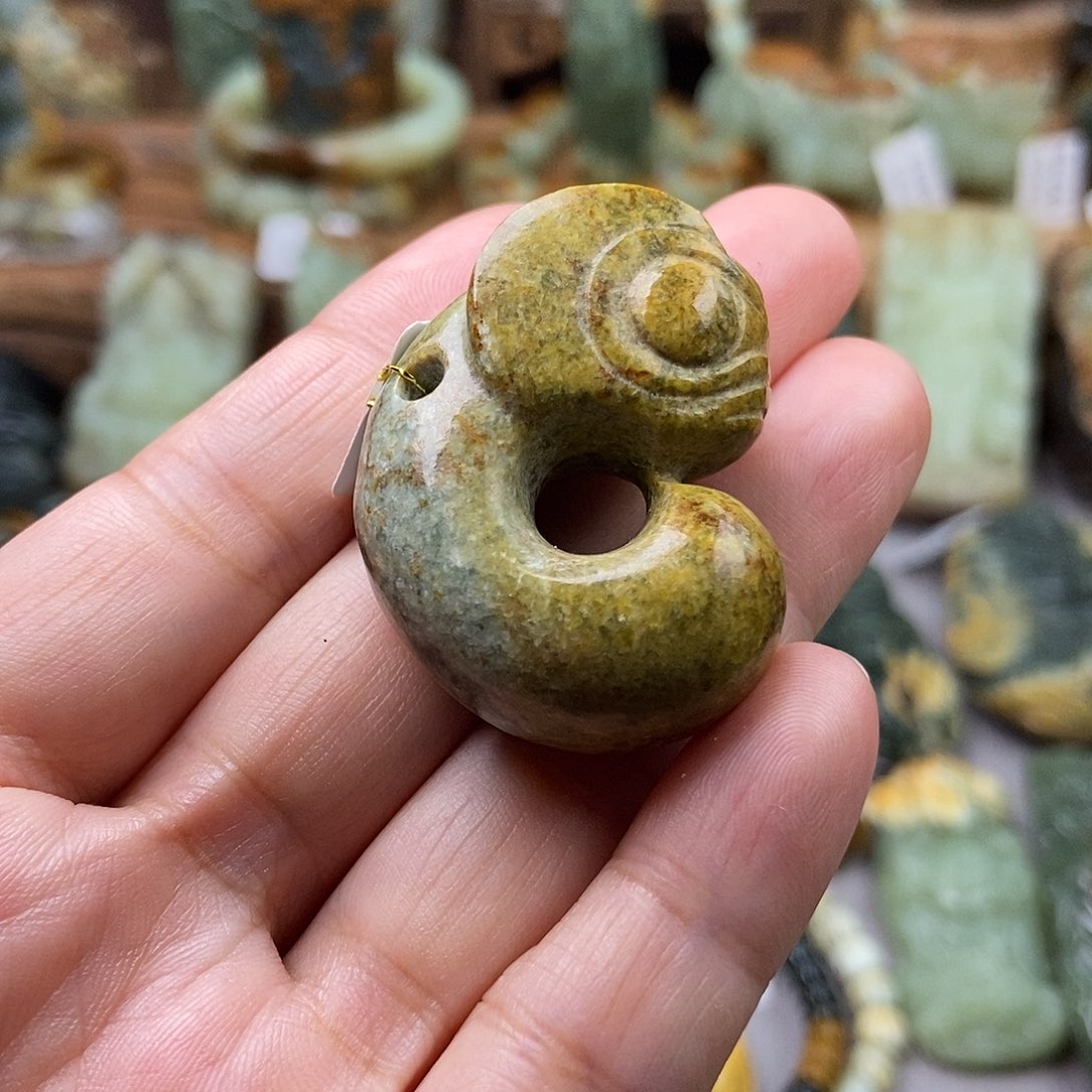 岫岩河磨玉（透闪石质玉）挂坠未镶嵌