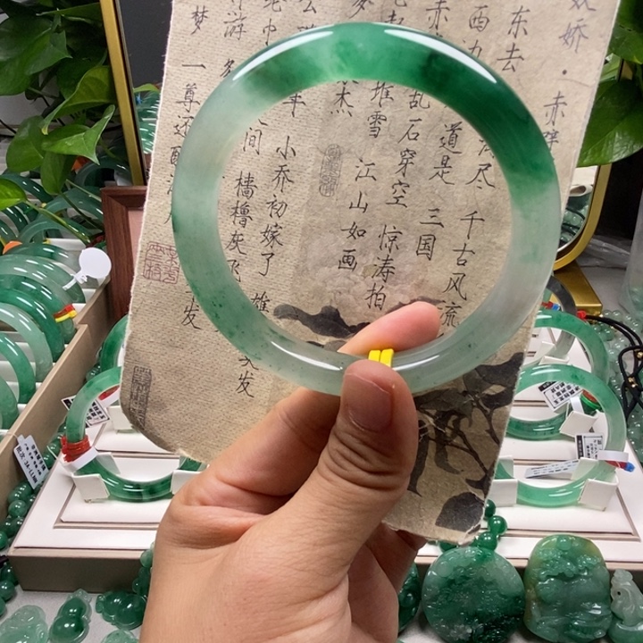 石英质玉手镯未镶嵌