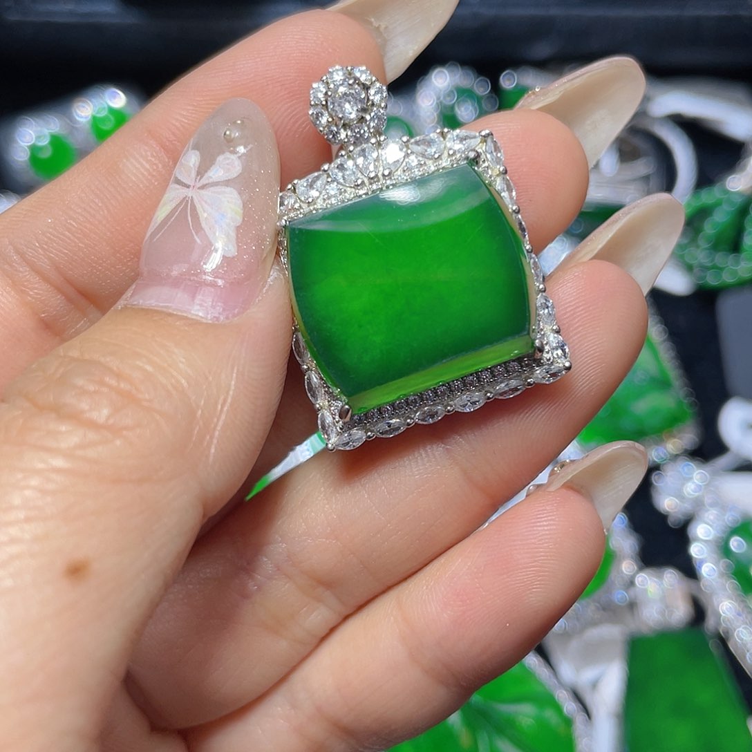 翡翠颈饰银S925镶嵌翡翠