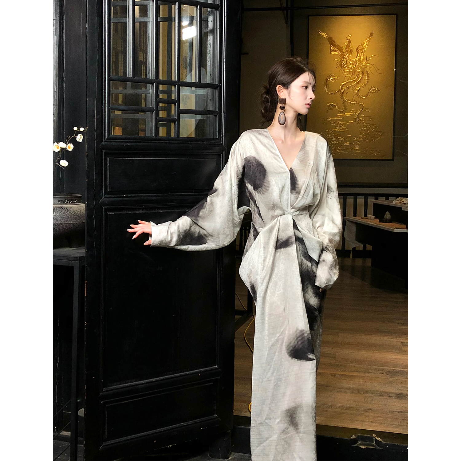 从一时刻【墨染白裳】设计感水墨晕染中式V领长袖连衣裙CY-S25298 