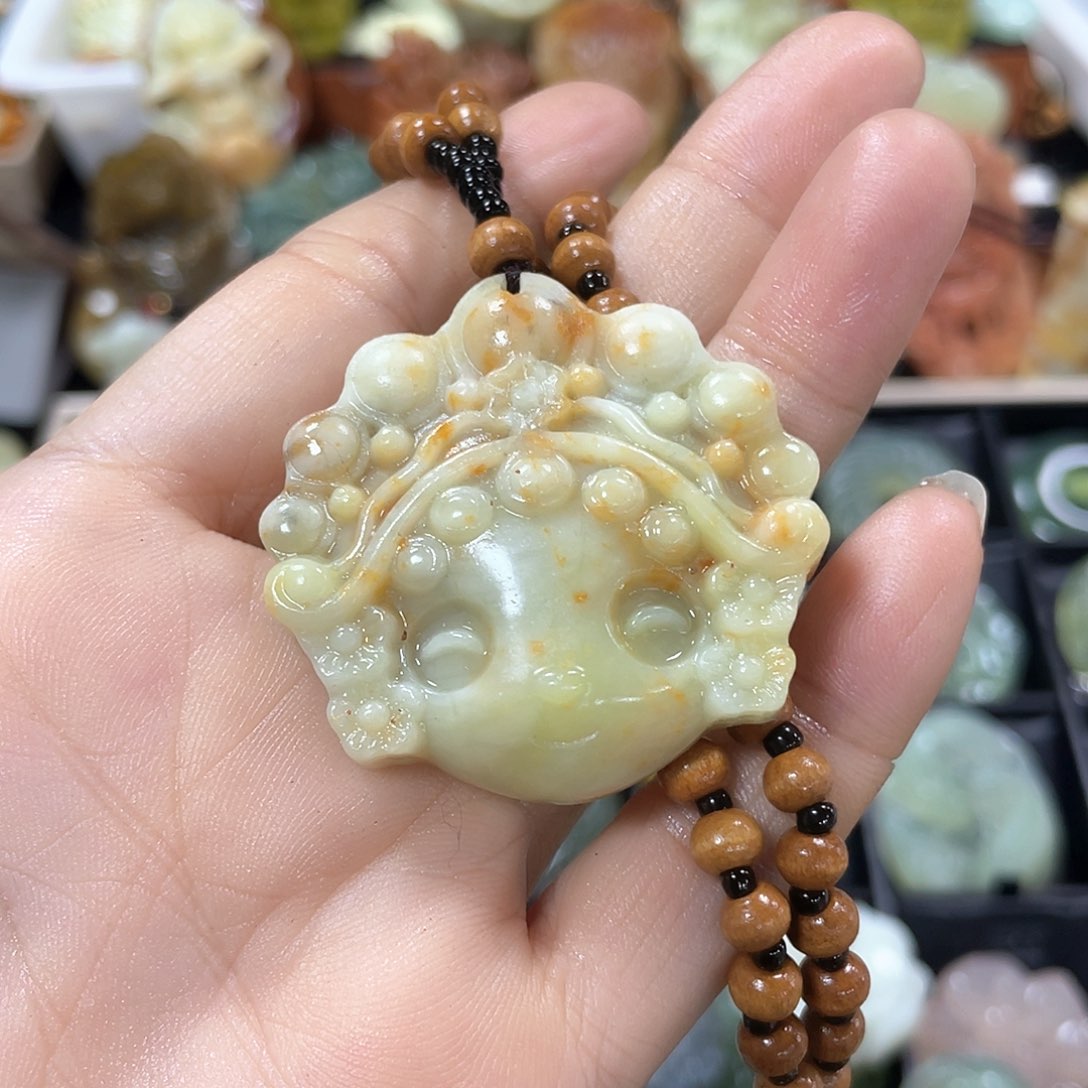 蛇纹石玉颈饰未镶嵌