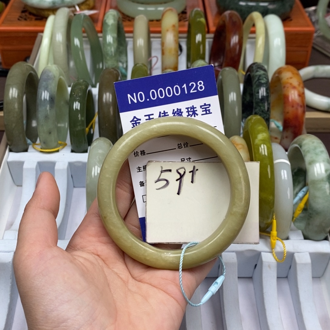 蛇纹石玉未镶嵌手镯