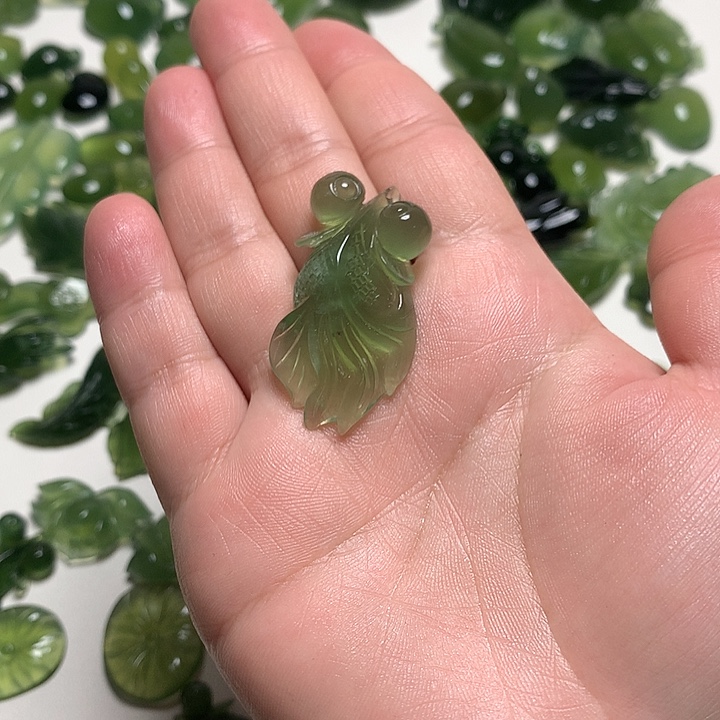蛇纹石玉未镶嵌颈饰