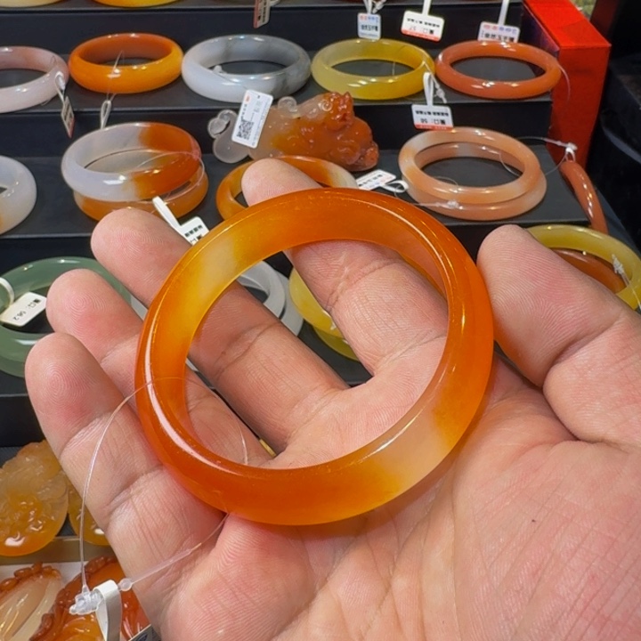 莫***邪石英质玉（金丝玉）未镶嵌颈饰