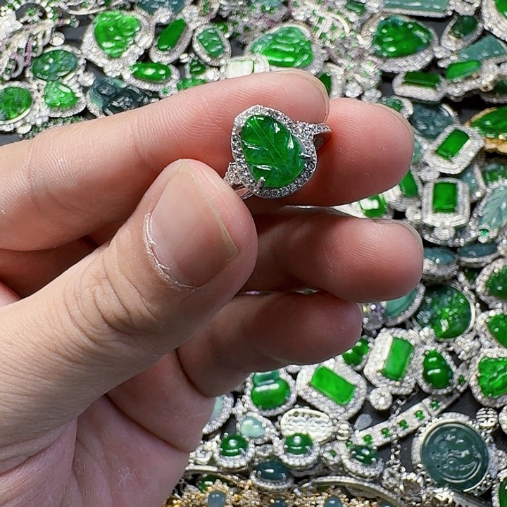 翡翠颈饰未镶嵌天然A货翡翠放漏