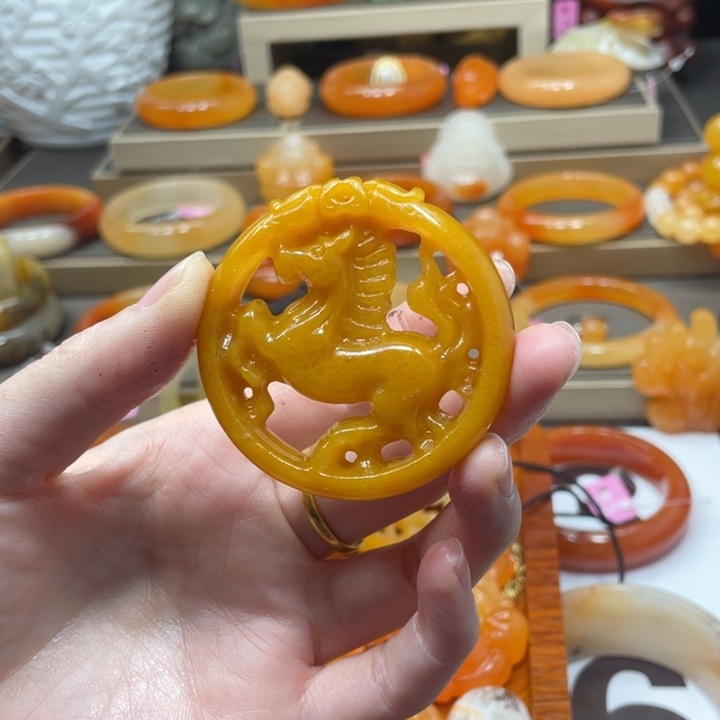 未镶嵌石英质玉（黄龙玉）手镯淮****?