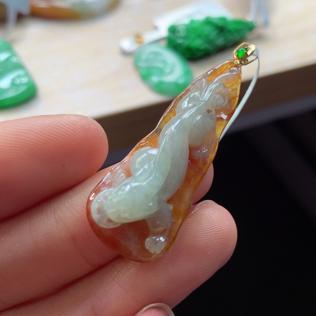 翡翠18K金镶嵌颈饰吊坠