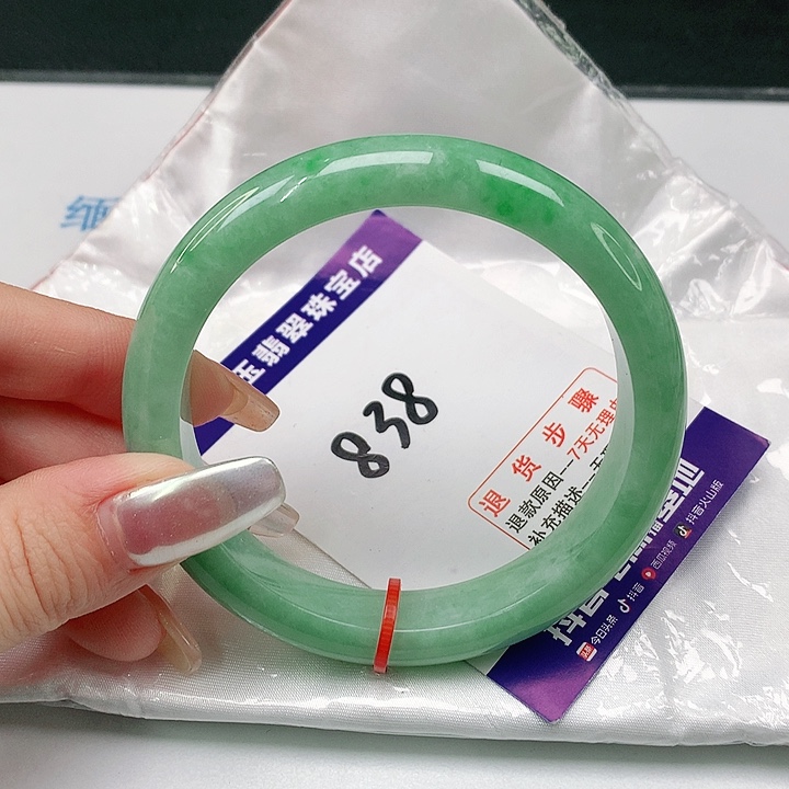 翡翠手镯未镶嵌翡翠手镯