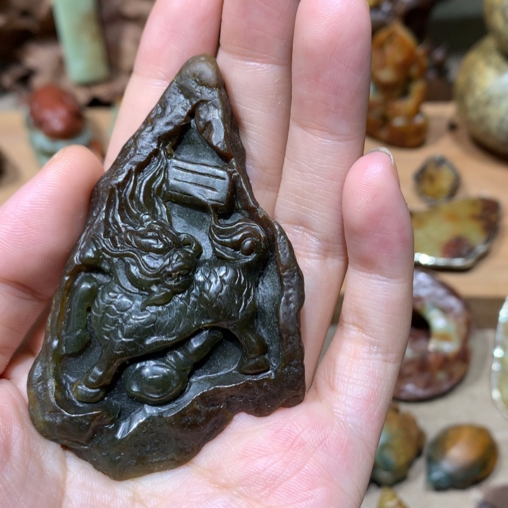 未镶嵌岫岩河磨玉（透闪石质玉）挂件