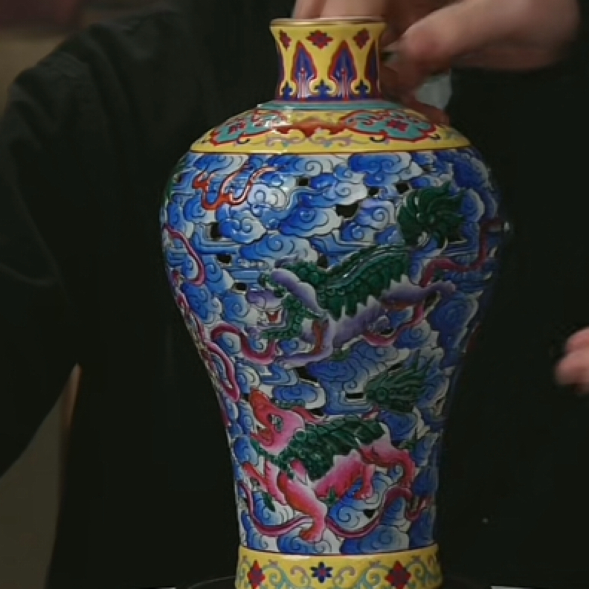 M粉彩镂空狮子舞绣球纹梅瓶