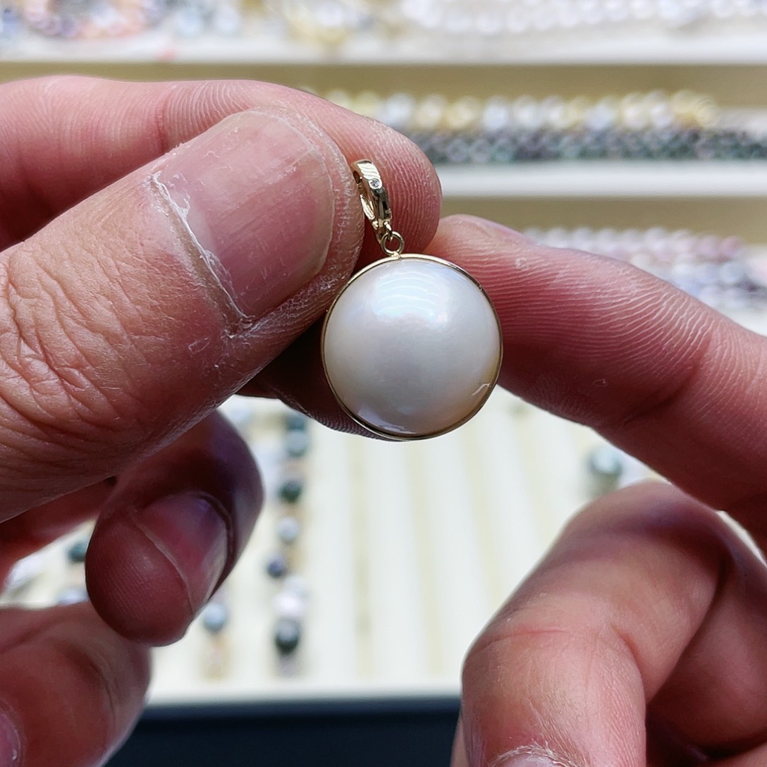 拼合珍珠（马贝珠）颈饰18K金镶嵌