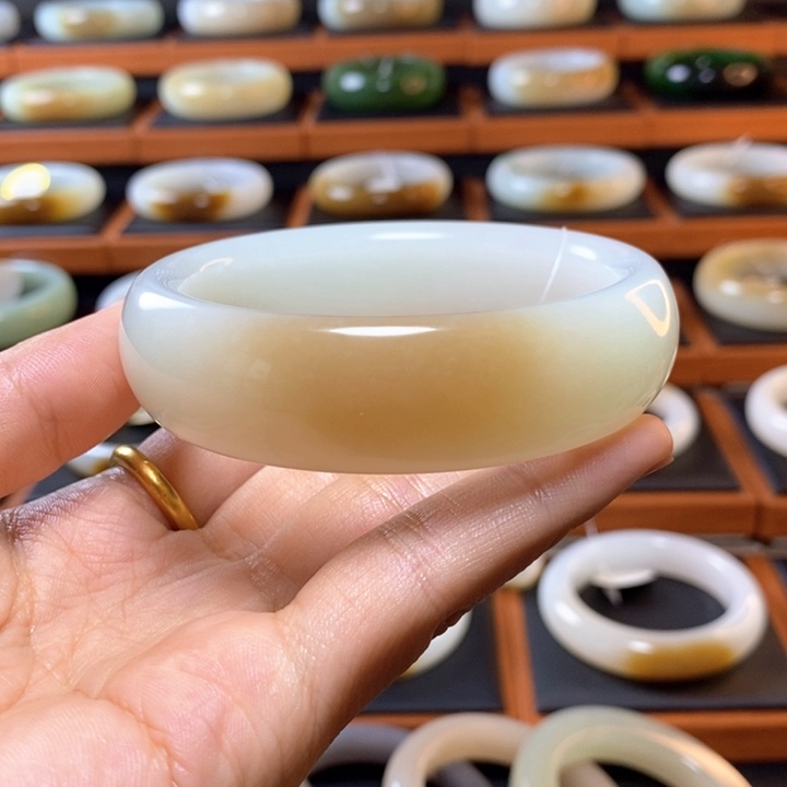 和田玉手镯未镶嵌60.5圈