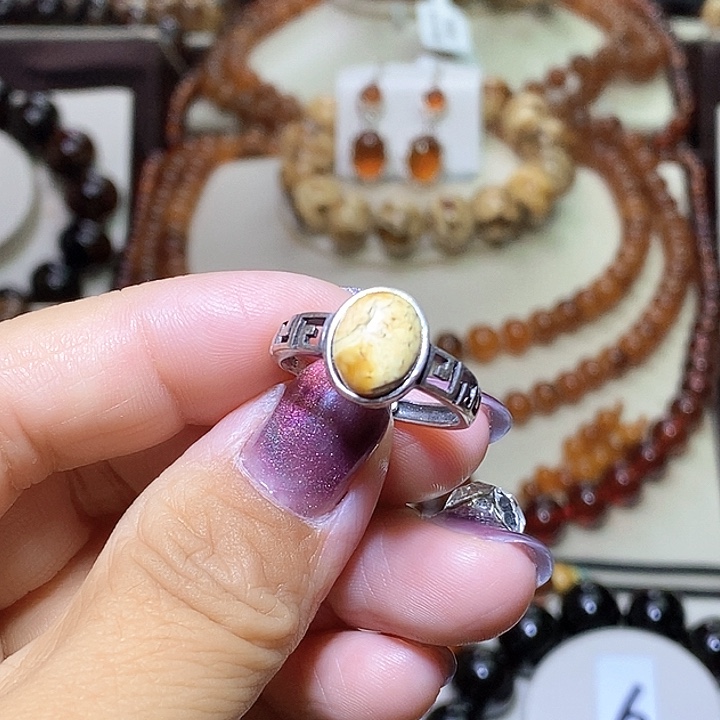 北***宸琥珀未镶嵌裸石干白