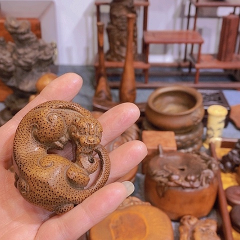 贡木平**人华彩木作摆件