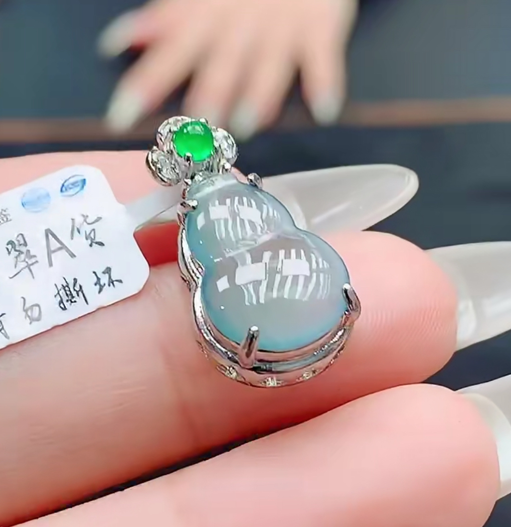 纯天然翡翠A货 高冰种葫芦吊坠