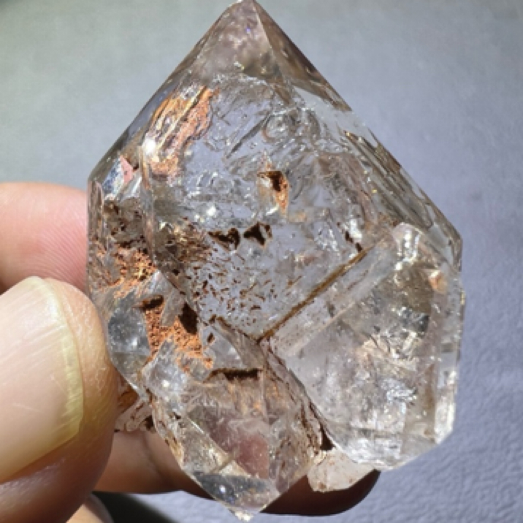 马达加斯加红泥骸骨水晶 双尖浮生小城堡 冰透内有大水胆重26.8克