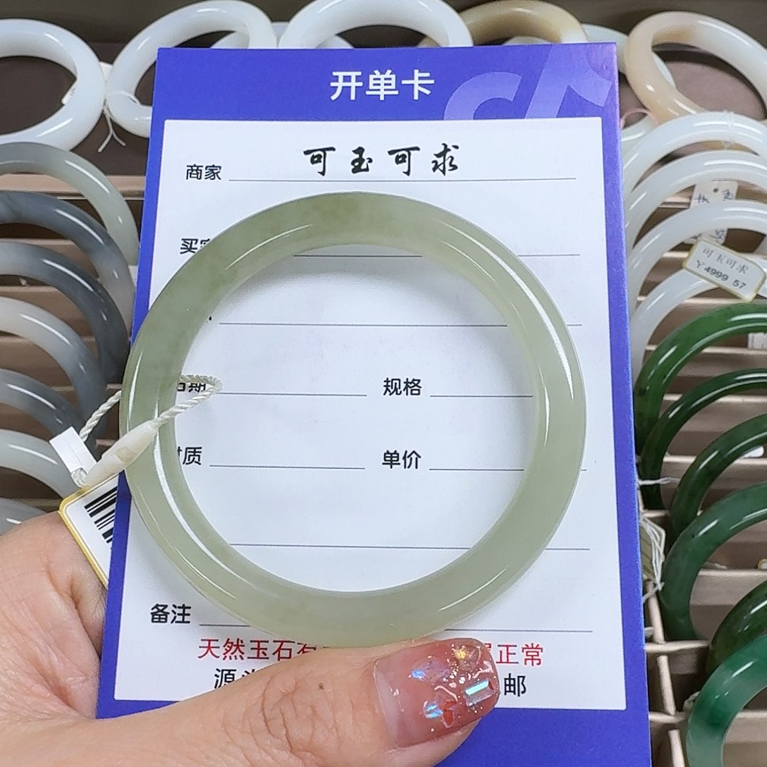 和田玉手镯未镶嵌阿**。