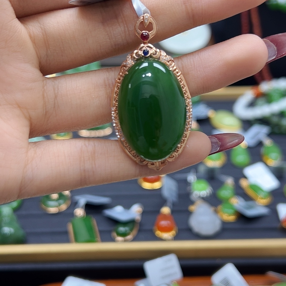 和田玉18K金镶嵌吊坠(赠链)