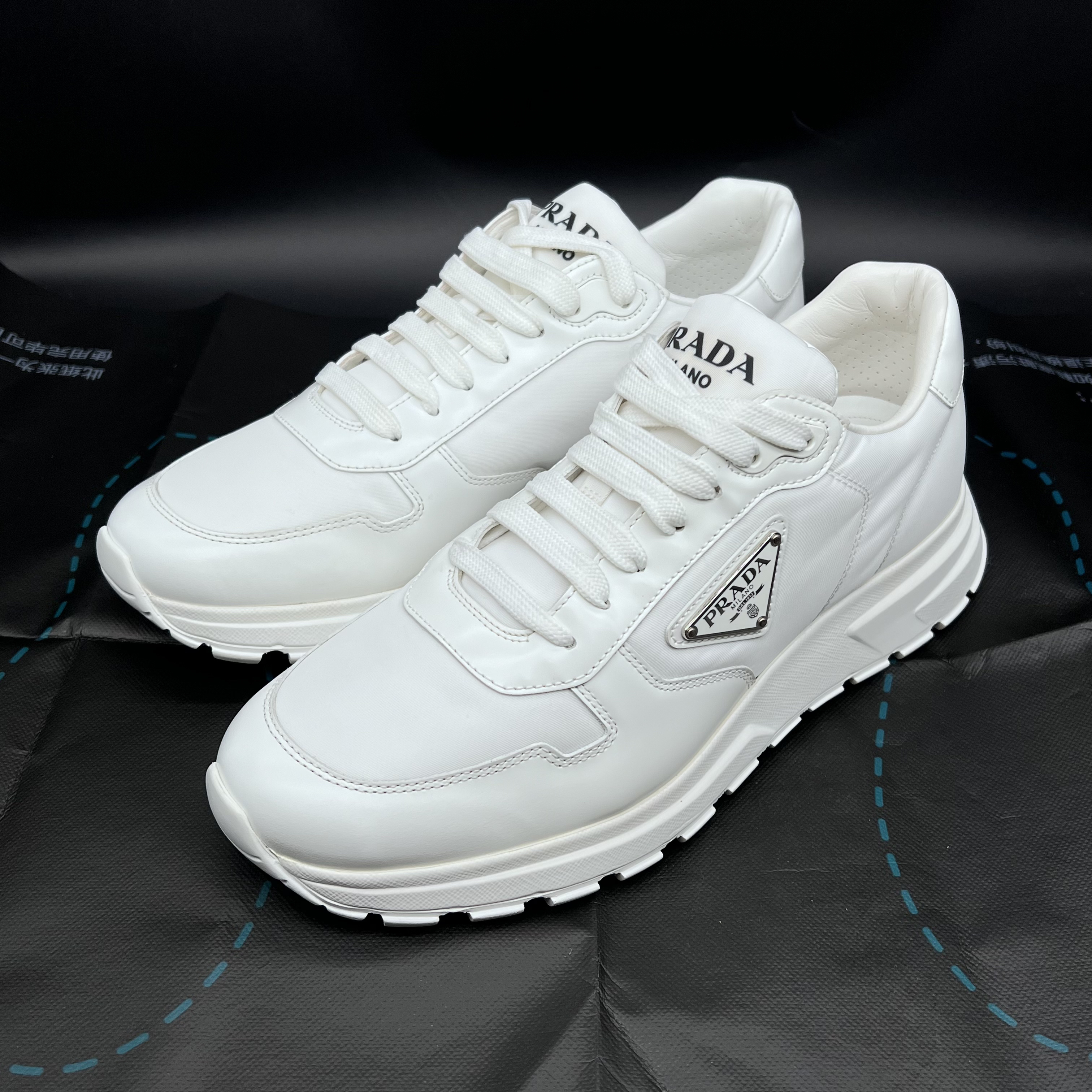 未使用 Prada/普拉达 尼龙三角标纯白休闲鞋男士 奢lz 41.5欧
