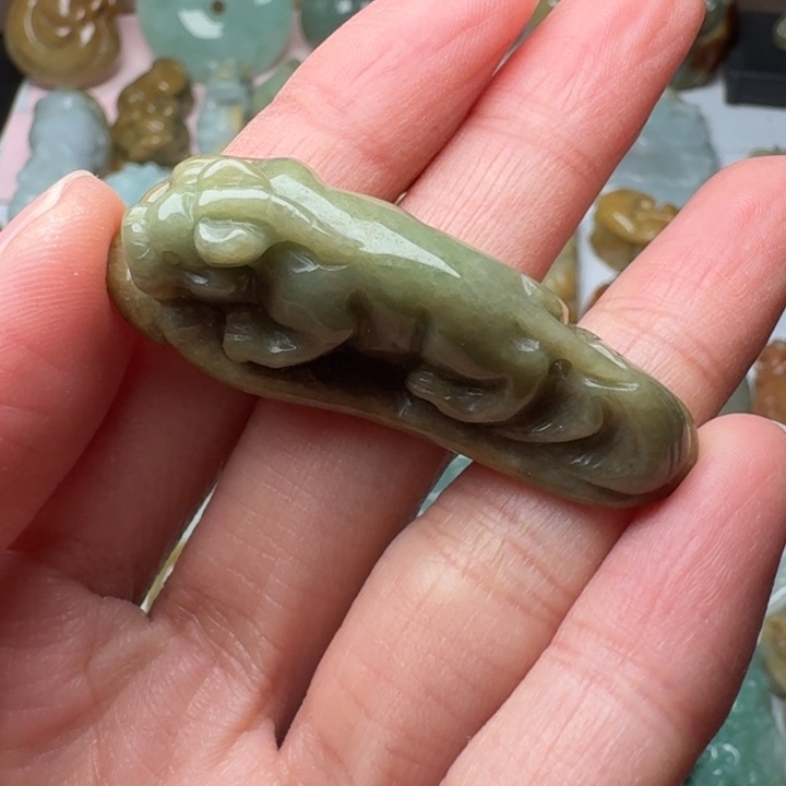 翡翠未镶嵌颈饰貔貅