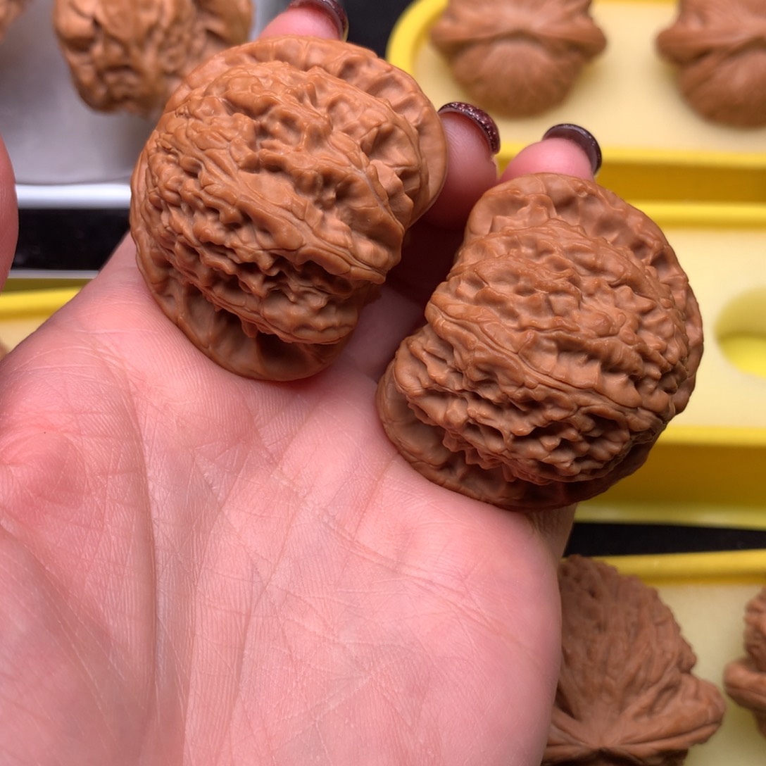 文玩核桃吊坠升白狮子