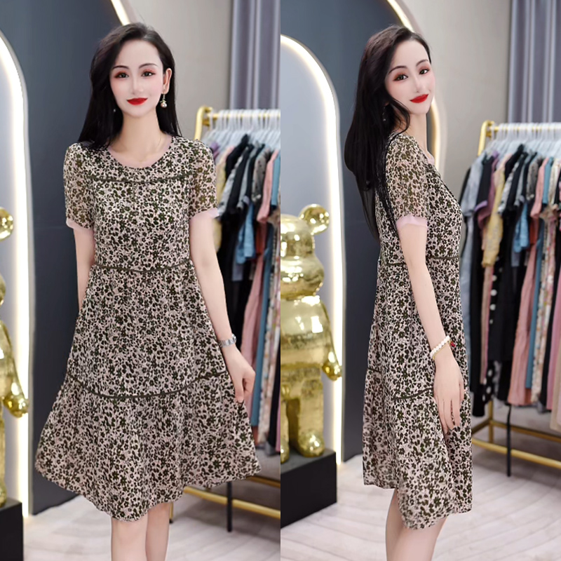 夏季2025新款拼接时尚碎花洋气圆领减龄显瘦遮肉中长款连衣裙短袖