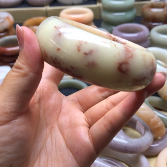 忘***草石英岩玉手镯未镶嵌