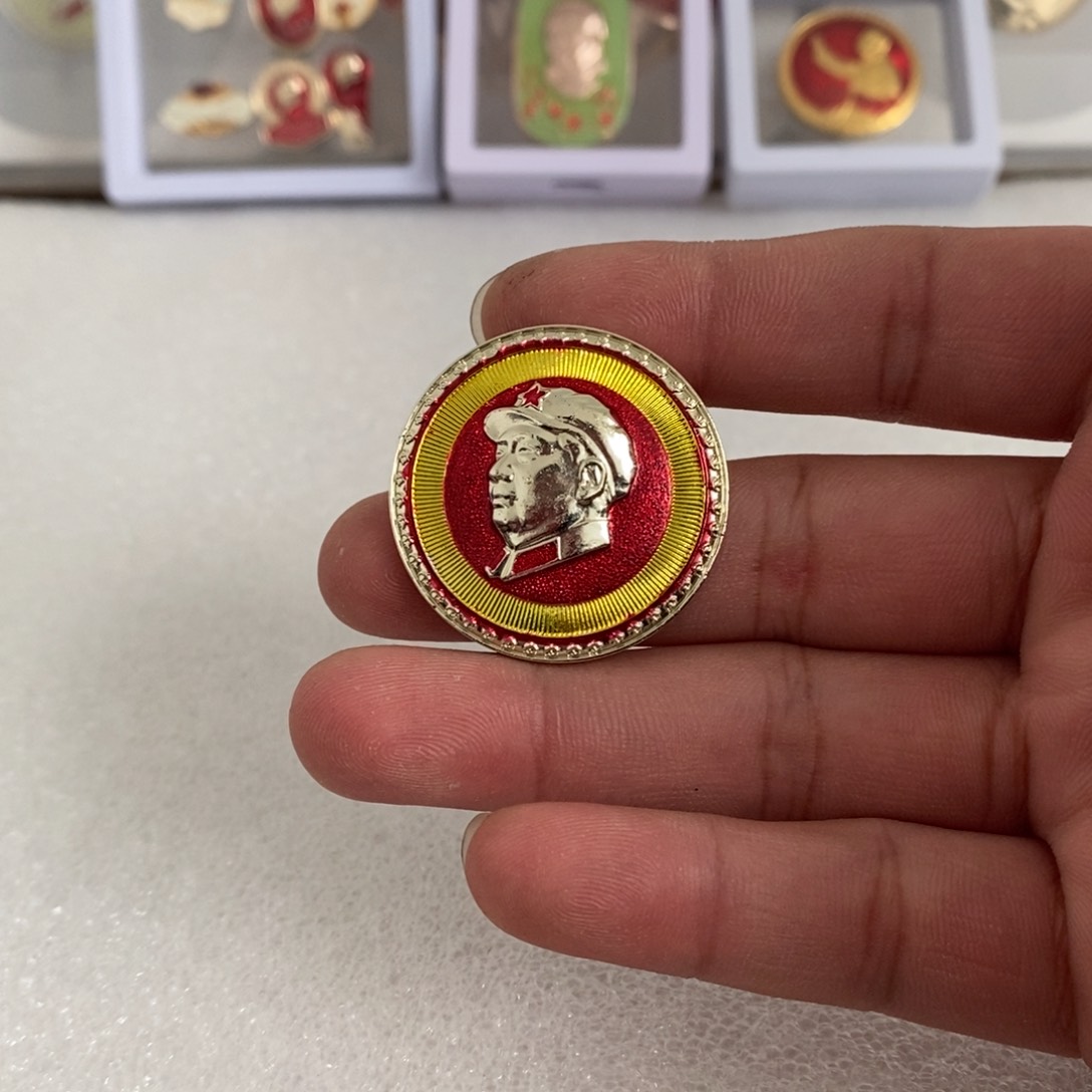 其他普通金属红色纪念章黄彩武像
