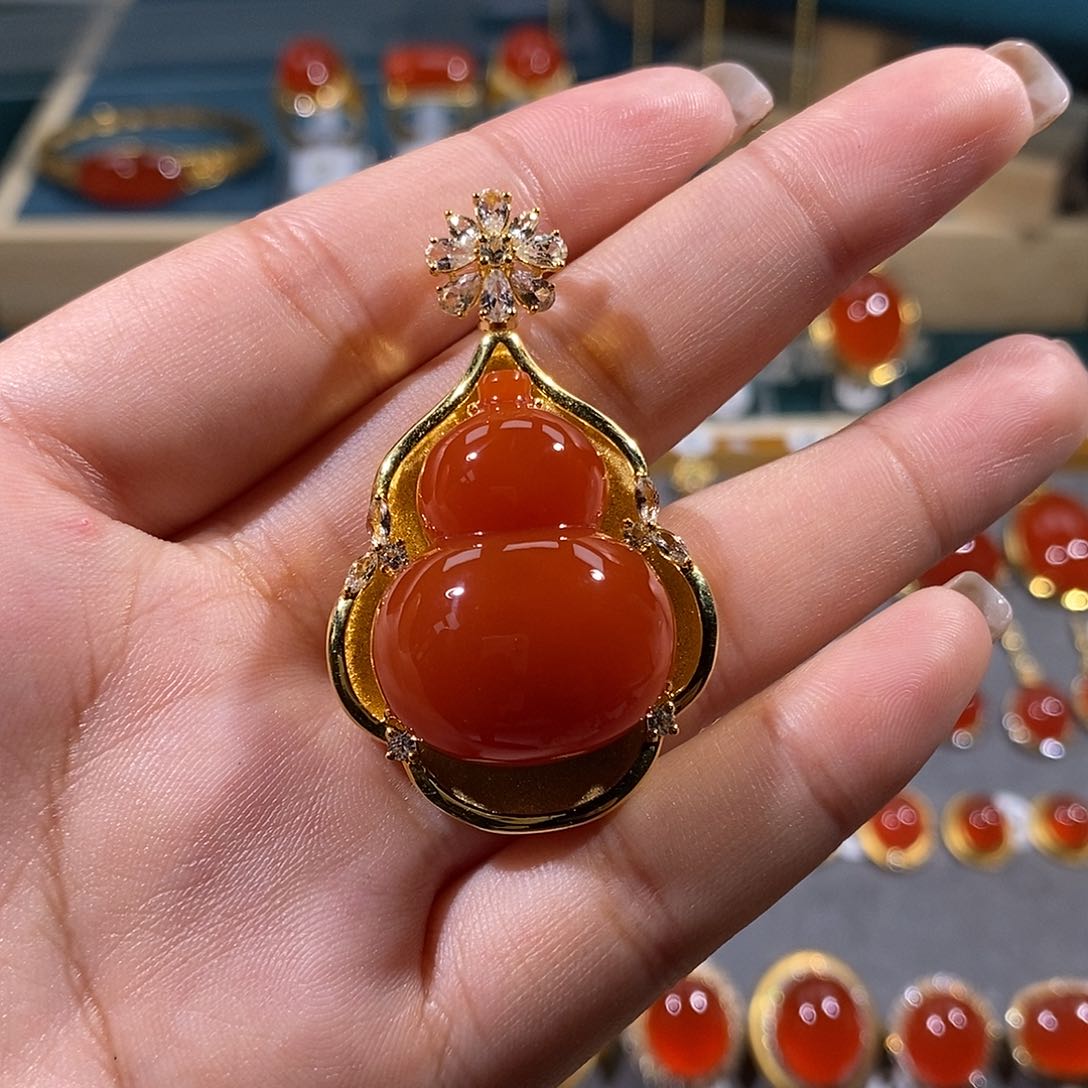 南红玛瑙颈饰18K金镶嵌小*亮