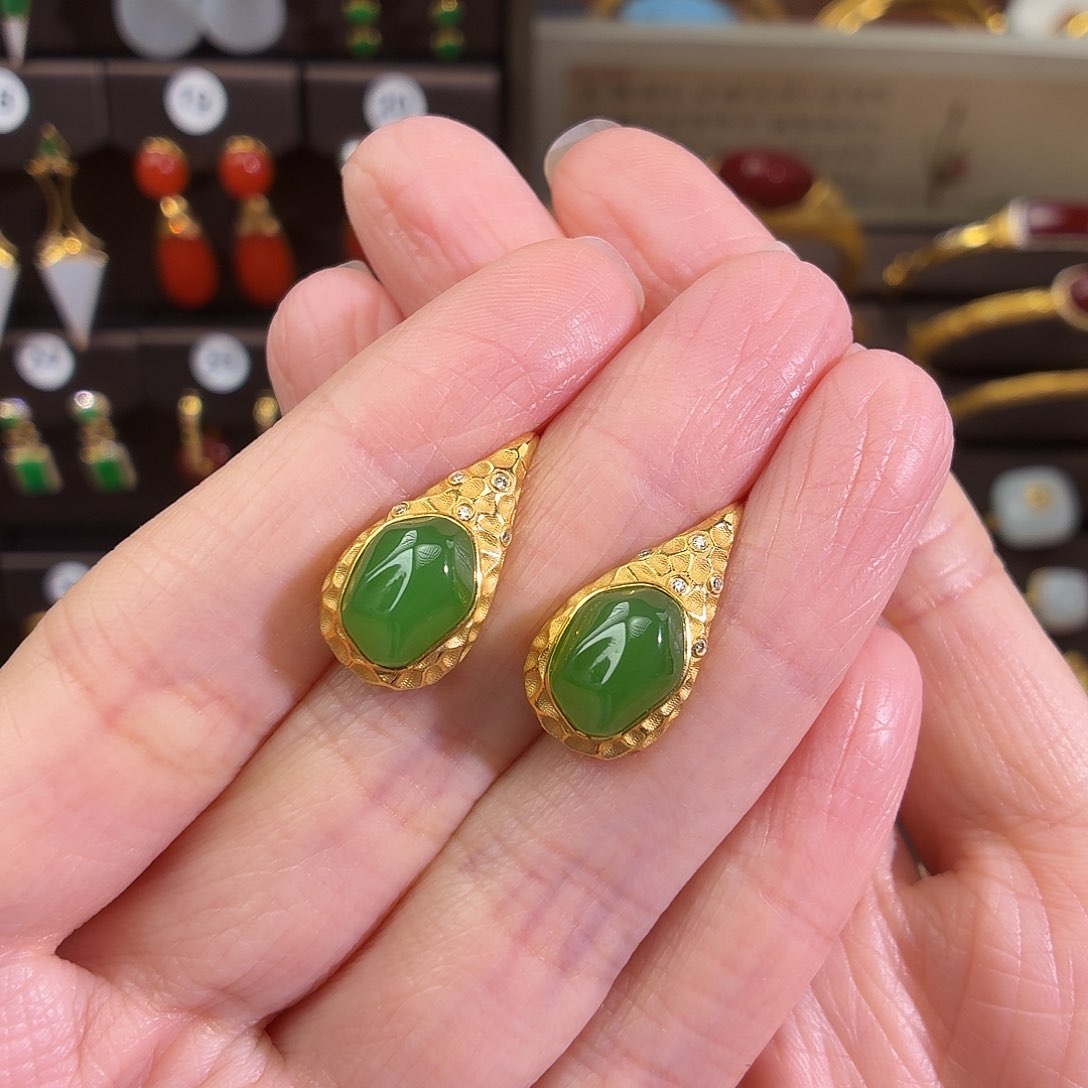 颈饰18K金镶嵌和田玉