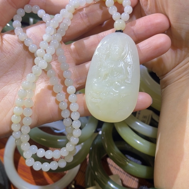 过***火和田玉未镶嵌颈饰