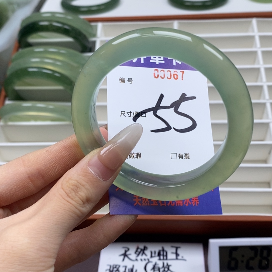 蛇纹石玉手镯未镶嵌