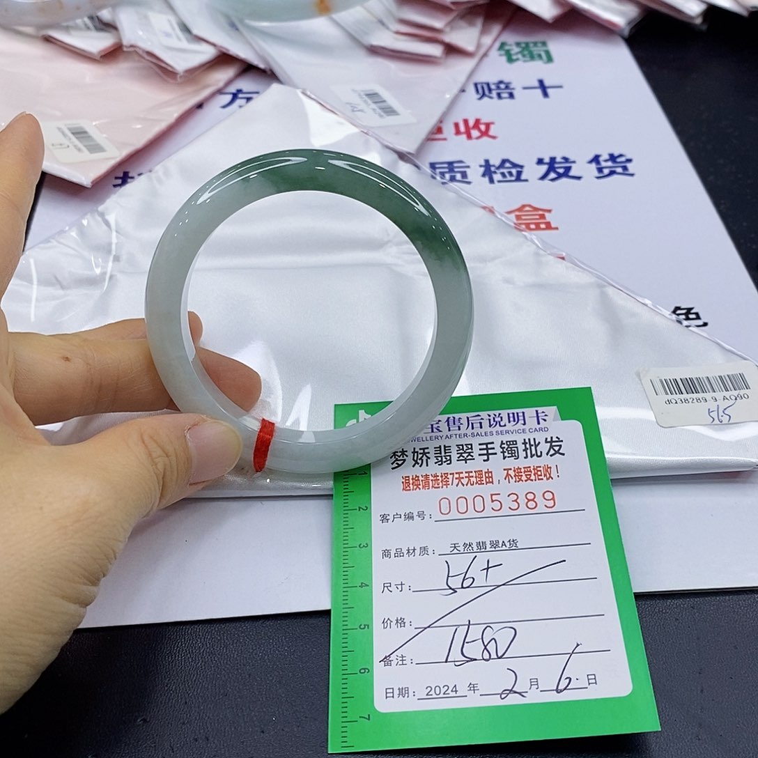 翡翠手镯未镶嵌翡翠手镯